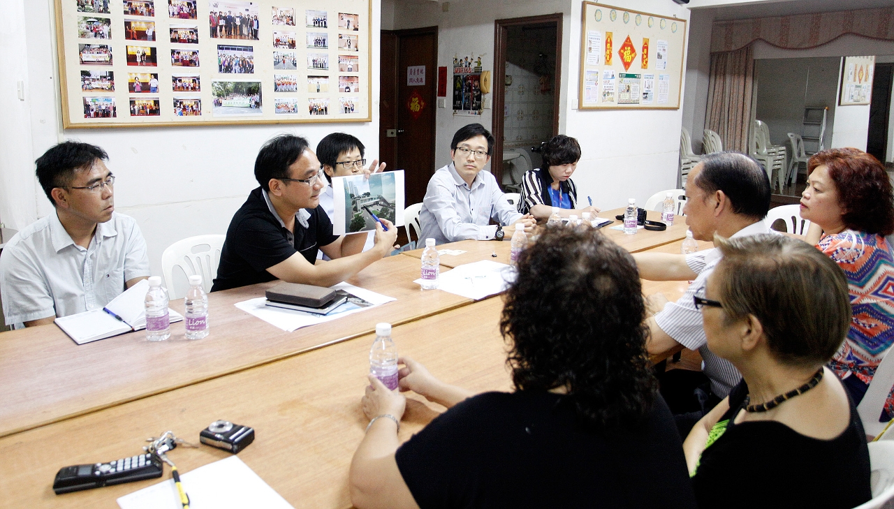 土地工務運輸局聯同交通事務局早前拜訪南灣西灣街區坊眾互助會介紹行人天橋