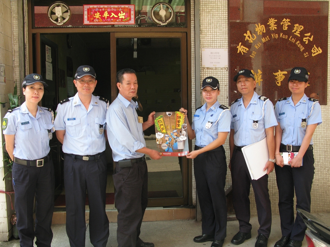 治安警各區警務主任常落區接觸市民