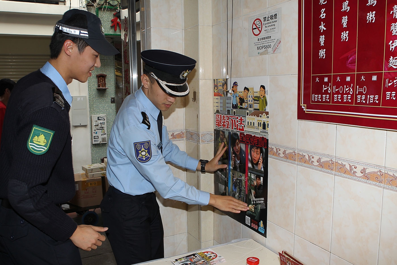 治安警到食肆宣傳防盜