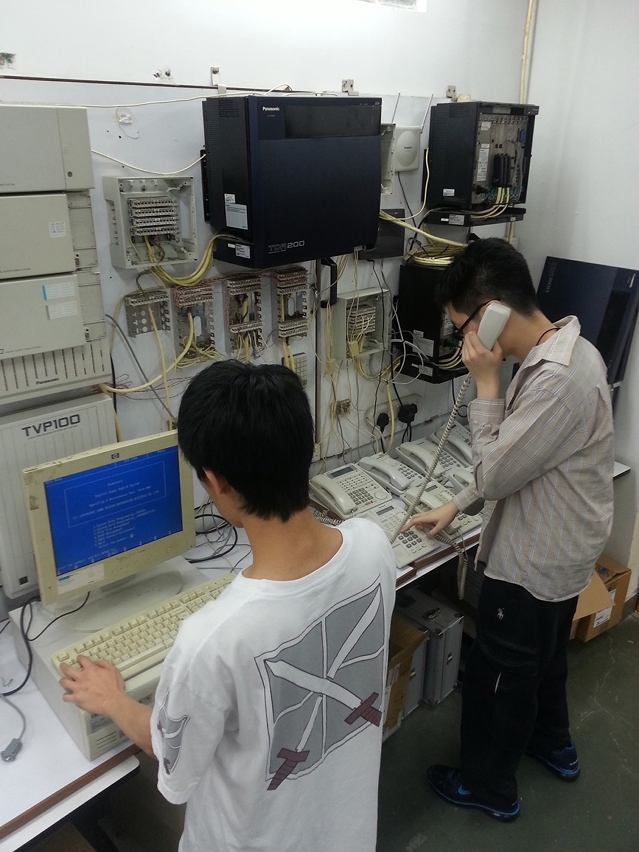 電子及通訊課程學員進行電話交換機系統檢測