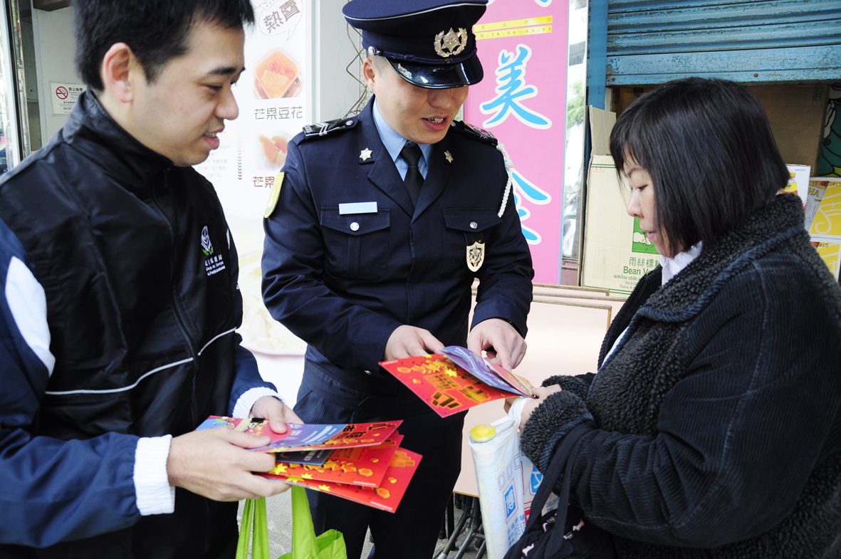 環境保護局聯同治安警察局落區宣傳新噪音法