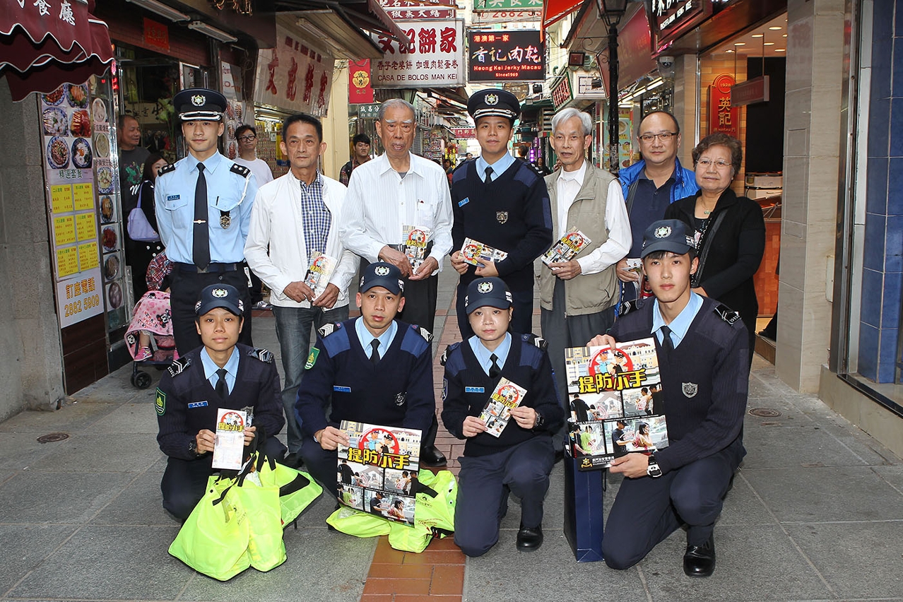 治安警聯合坊會落區進行【街頭、商鋪防盜】宣傳