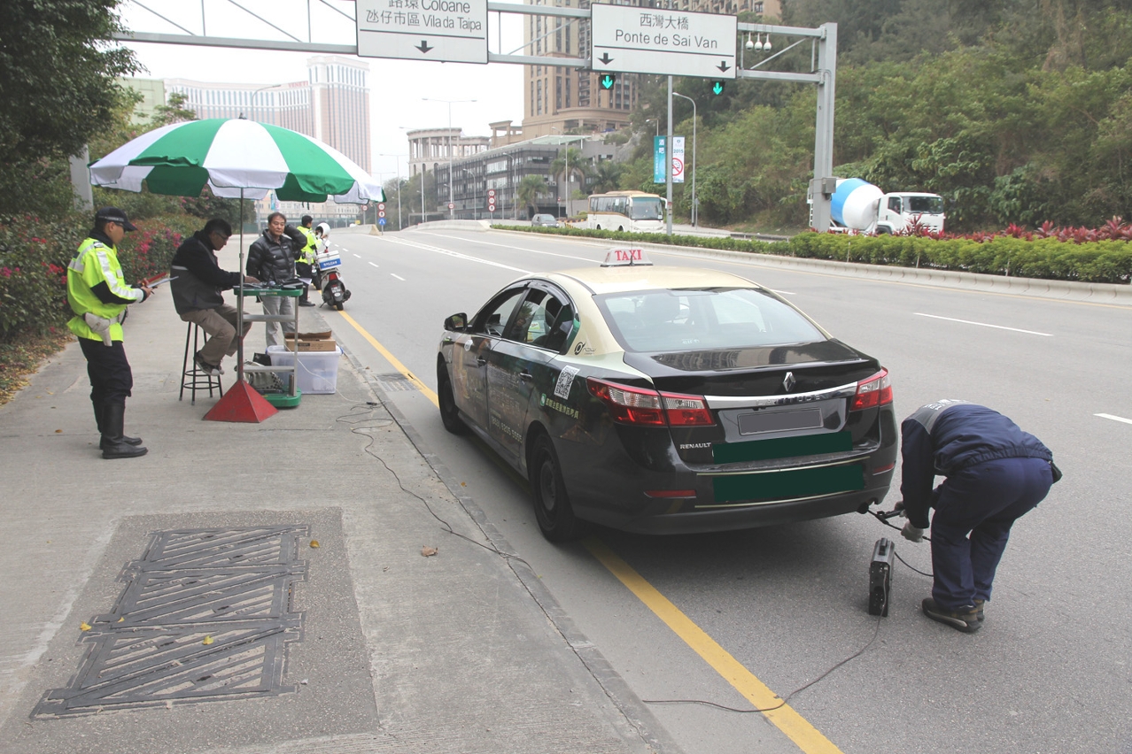 政府會繼續加強抽查的士等柴油車輛的尾氣排放