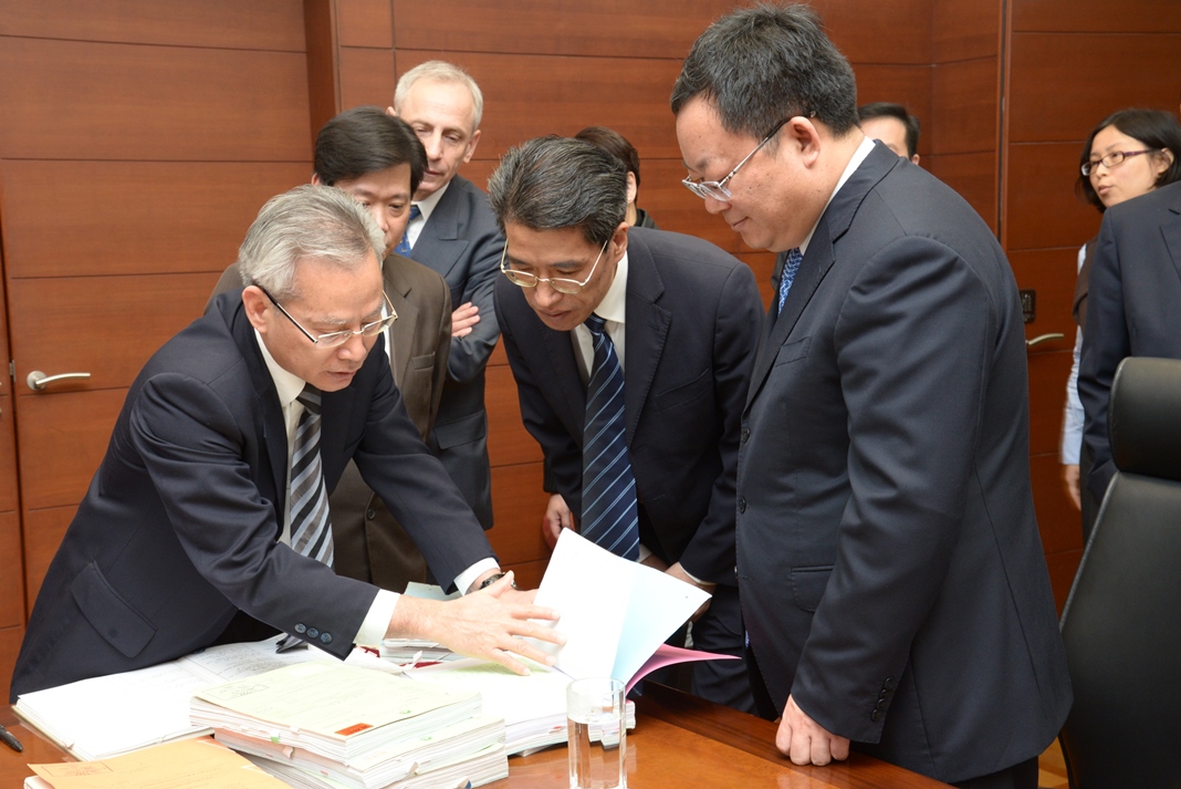 岑浩輝院長向萬國營院長講解案件審理流程