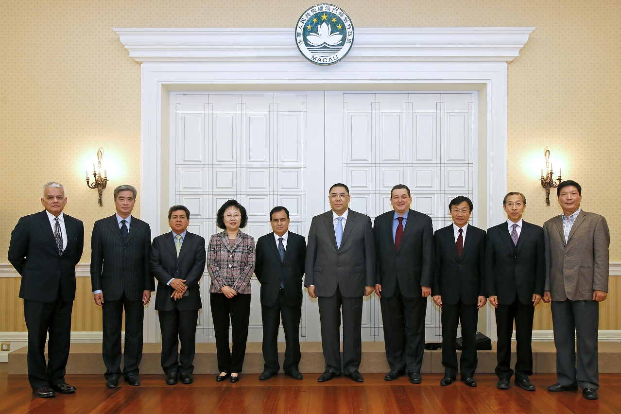行政長官崔世安與秘魯國會主席奧塔羅拉一行合照