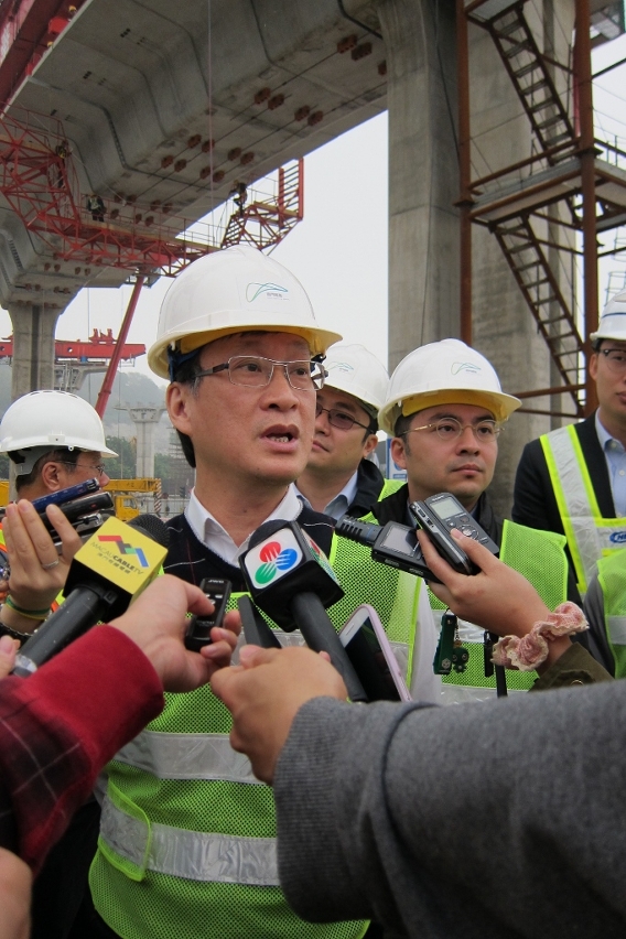 李鎮東特別要求施工單位必須做好安全準備