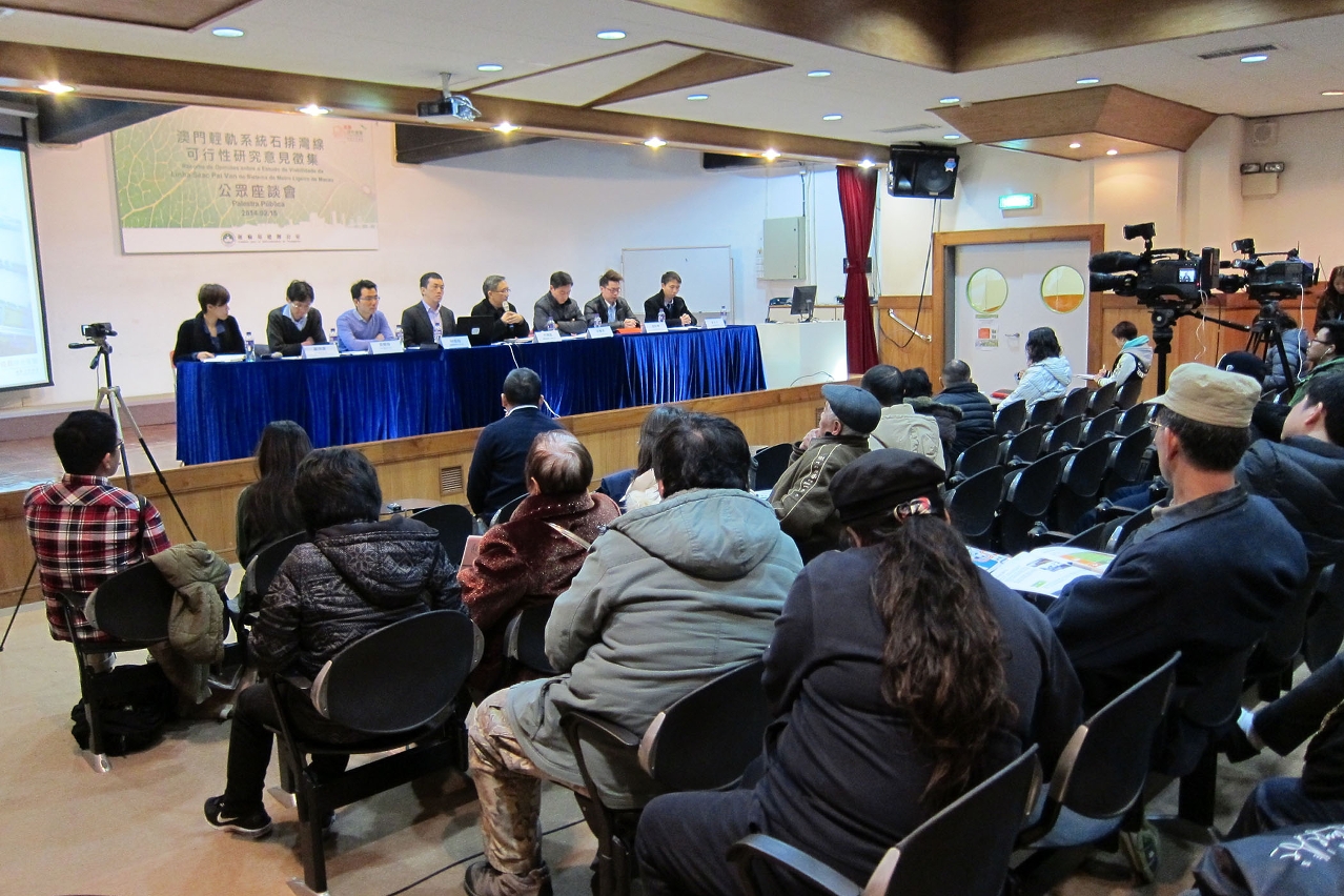 運建辦代表在公眾座談會上介紹石排灣線輕軌設計方案