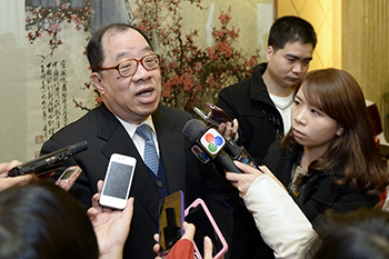 經濟財政司司長譚伯源接受訪問