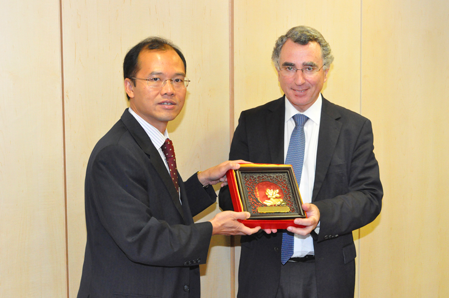 代局長許志樑向Professor João Confraria致送紀念品