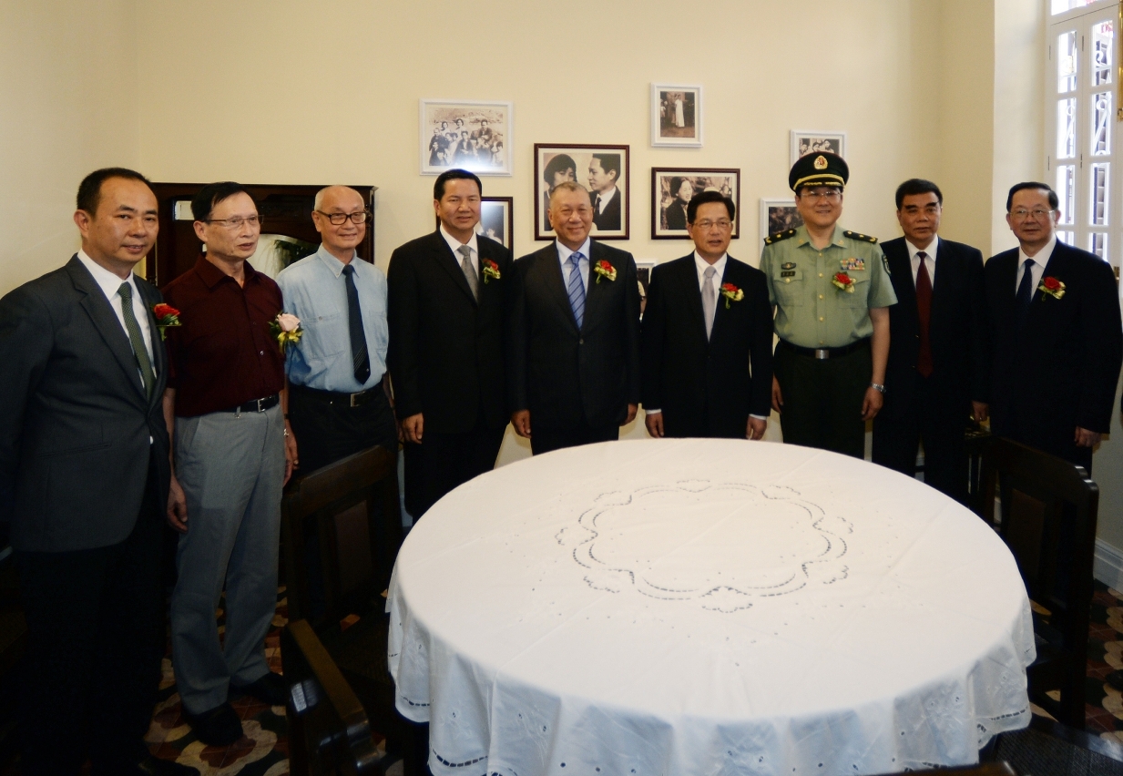 “葉挺將軍故居”開幕儀式由全國政協副主席何厚鏵、澳門特別行政區行政長官代表社會文化司司長張裕、外交部駐澳門特別行政區特派員公署特派員胡正躍、中央人民政府駐澳門特別行政區聯絡辦公室秘書長崔國潮、中國人民解放軍總裝備部科學技術委員會原副主任葉正大中將、中國人民解放軍駐澳門部隊司令員祝慶生少將及中央人民政府駐澳門特別行政區聯絡辦公室原副主任柯小剛主禮。
