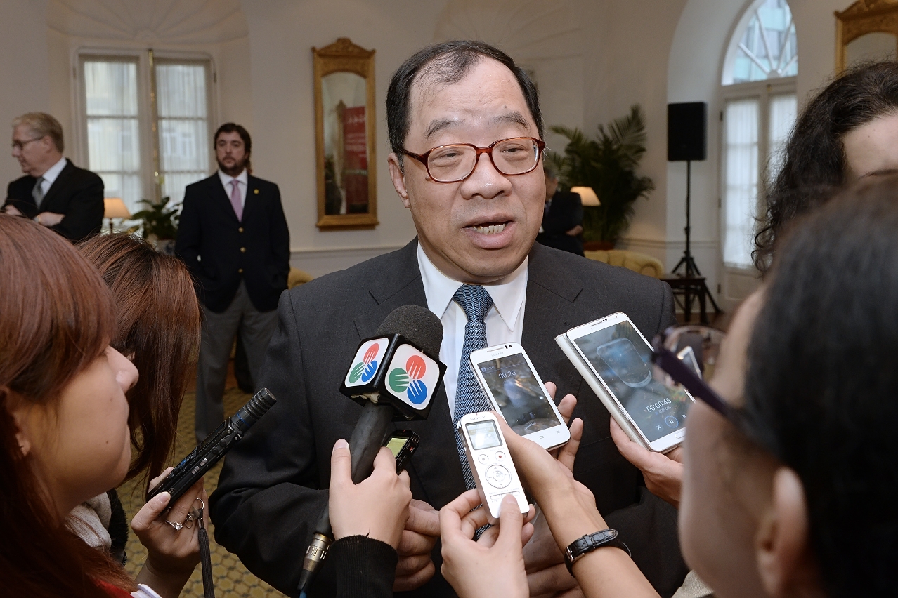 經濟財政司司長譚伯源接受傳媒訪問