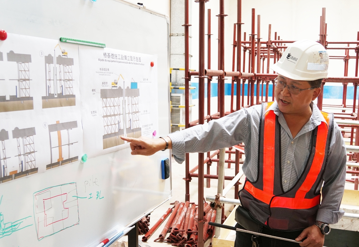 輕軌路氹城段建造工程項目經理邱金鶴介紹施工情況