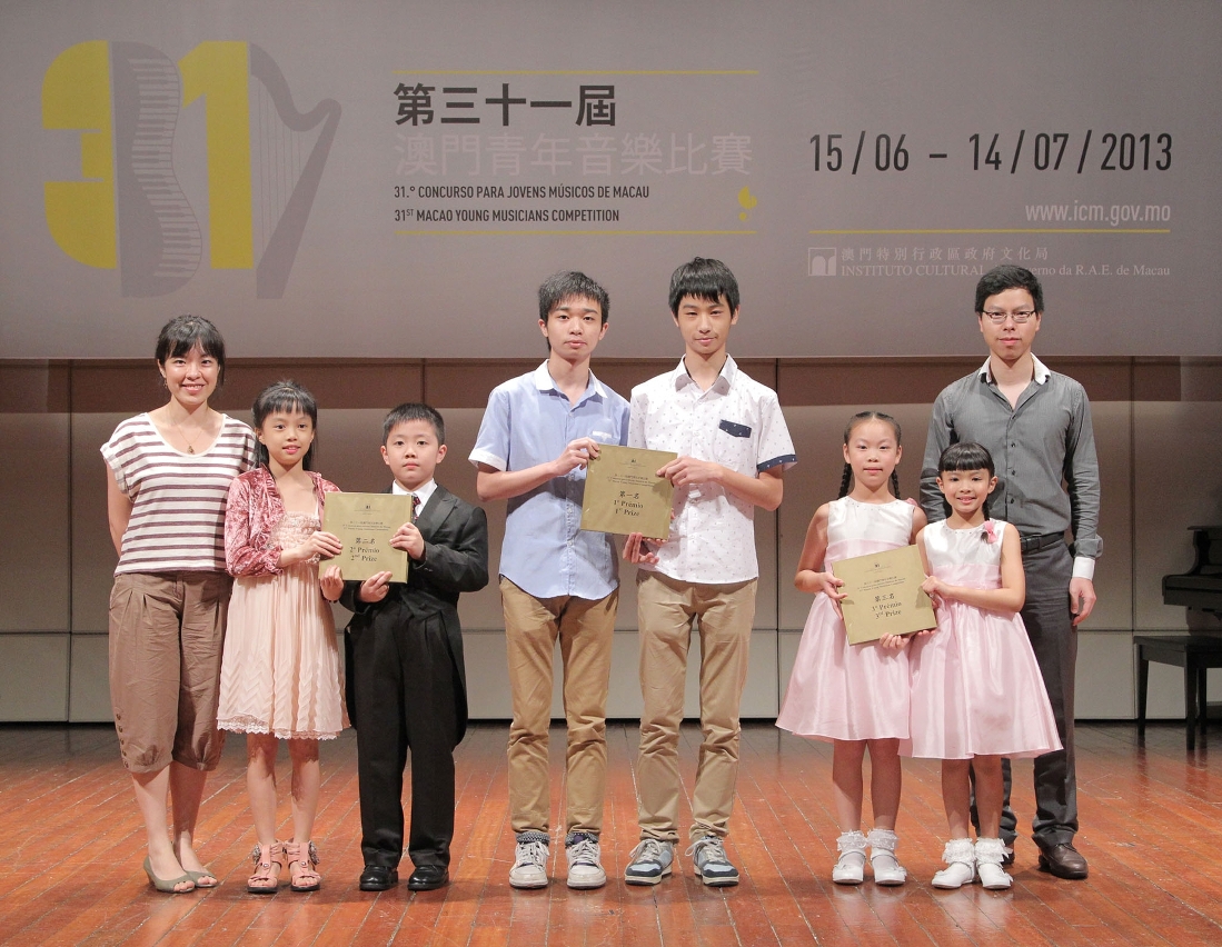 鋼琴四手聯彈初級第一、第二、第三名與評判合影
