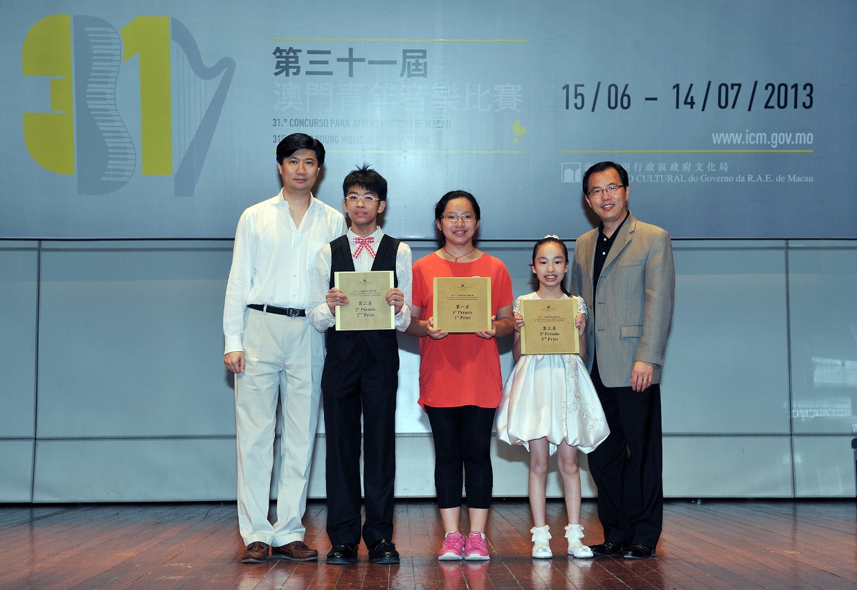 鋼琴小奏鳴曲第一、第二、第三名與評判合影