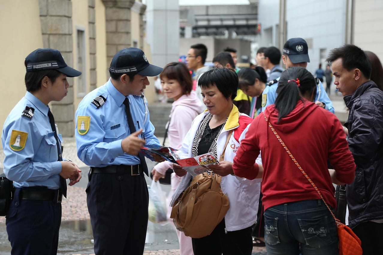 警員向旅客講解防盜要領