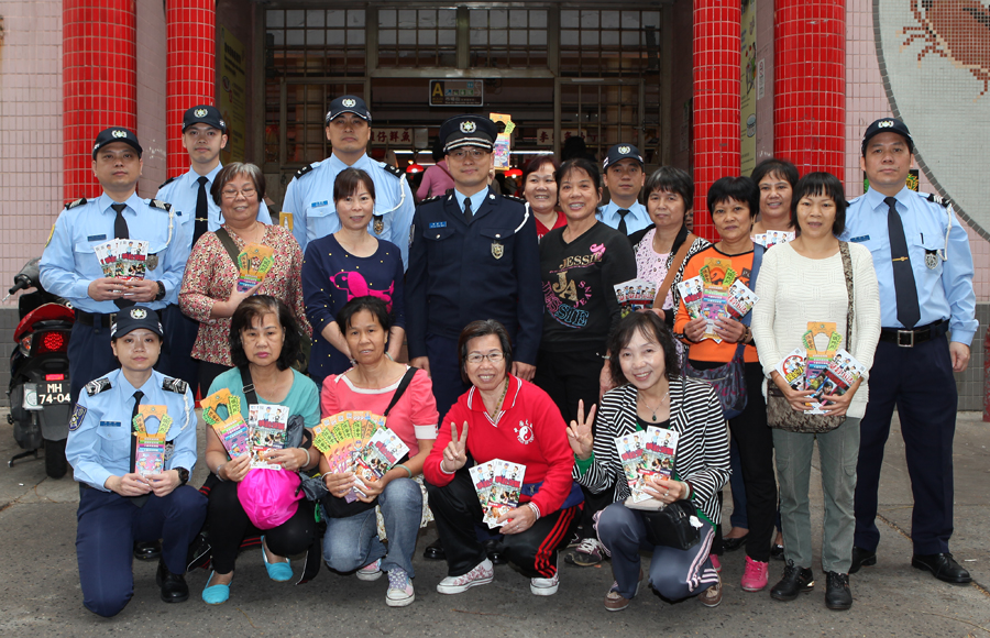 治安警察局宣傳小隊與坊會義工合照