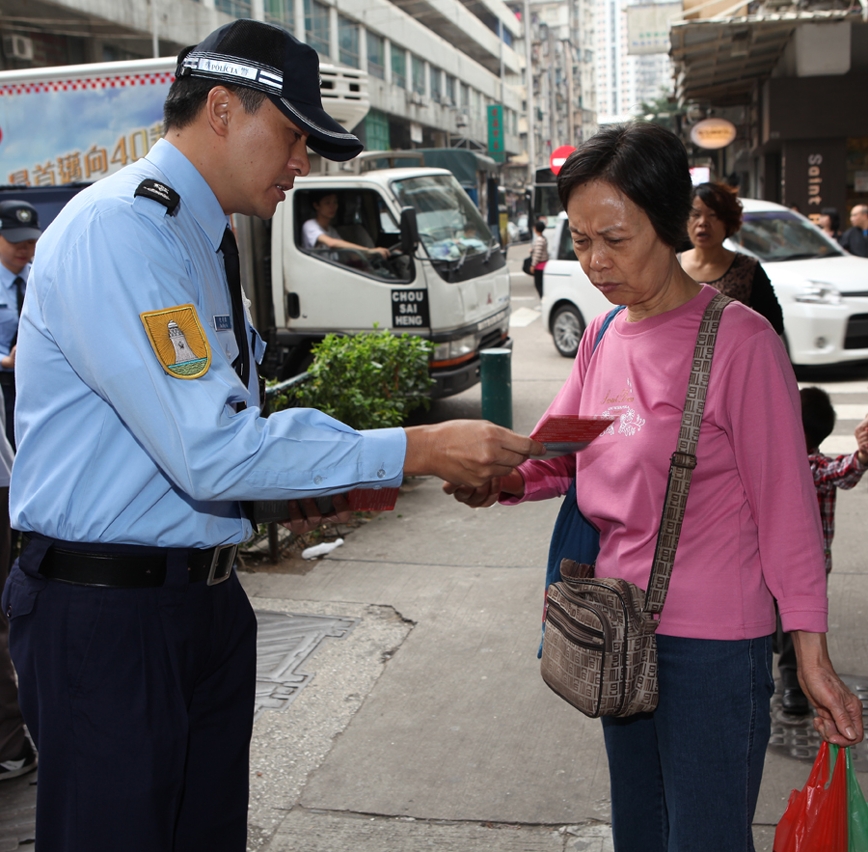 杜明輝警長向市民派發防罪單張