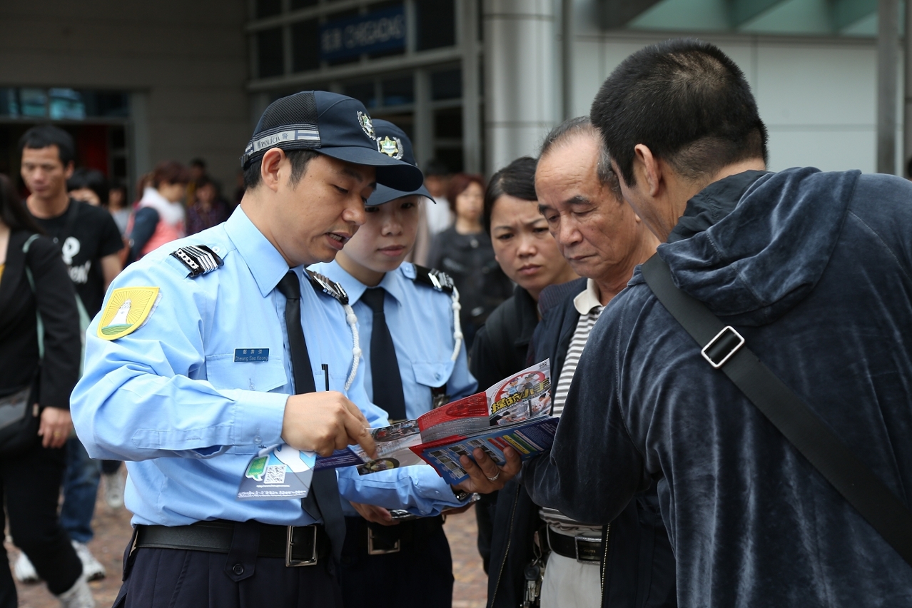 警員耐心提醒市民旅客小心扒手