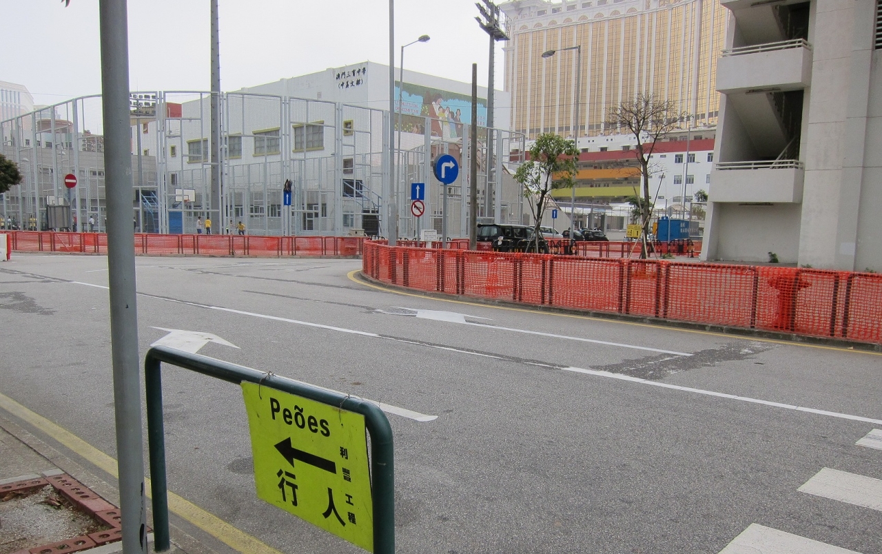 政府增加學校附近的圍欄設備及行人指示