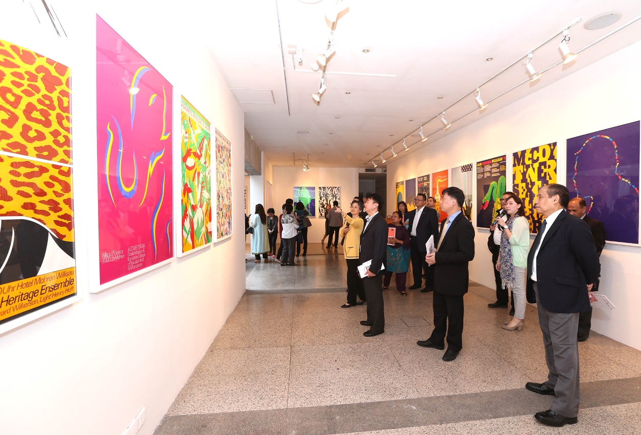 領事團參觀《卓思樂爵士樂海報展》展覽，由文化局人員作導賞講解