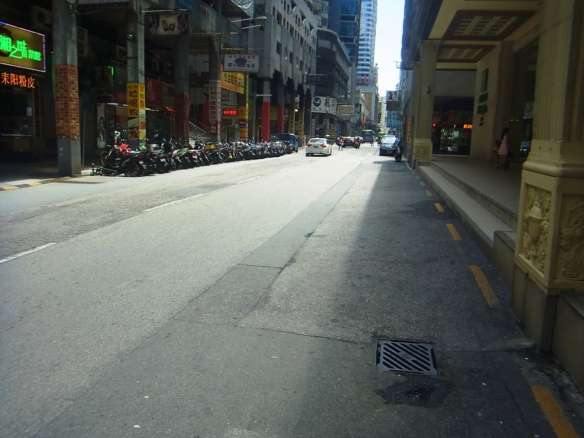 北京街行車路面出現不同程度損毀，民署將分階段進行重鋪工程。
