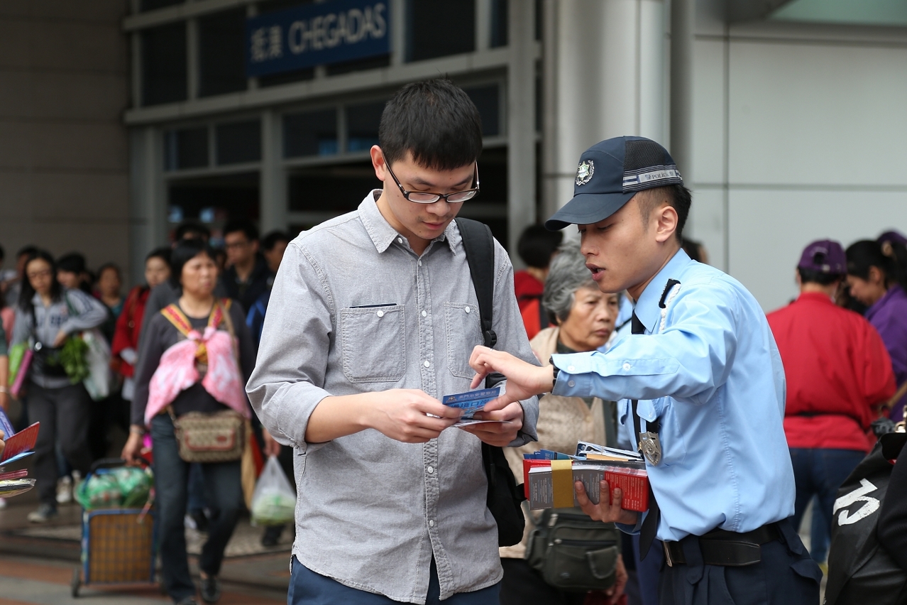 警員向旅客宣傳邊境站資訊平台