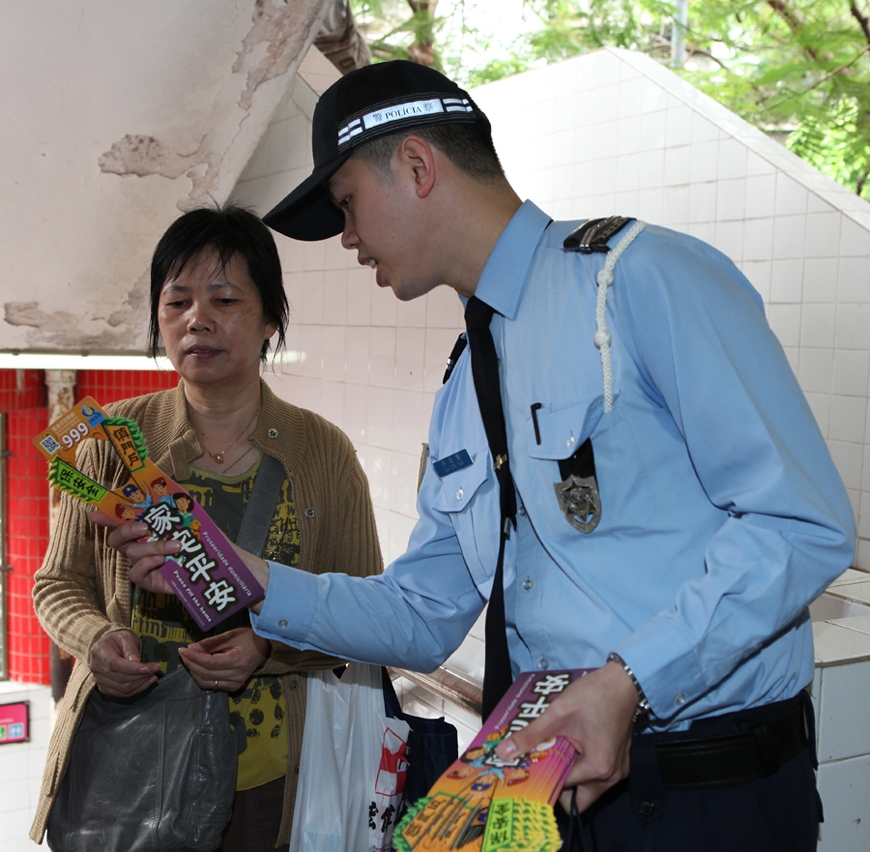 警員向市民講解防罪注意事項