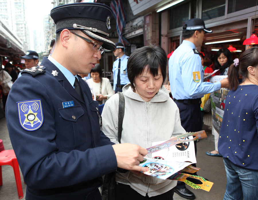 警方近距離接觸市民傳遞防罪訊息