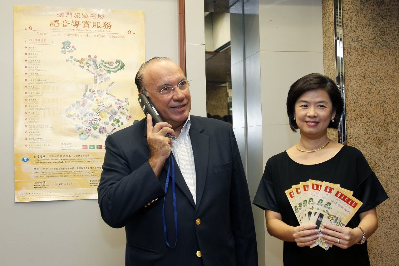 安棟樑示範使用語音導賞服務