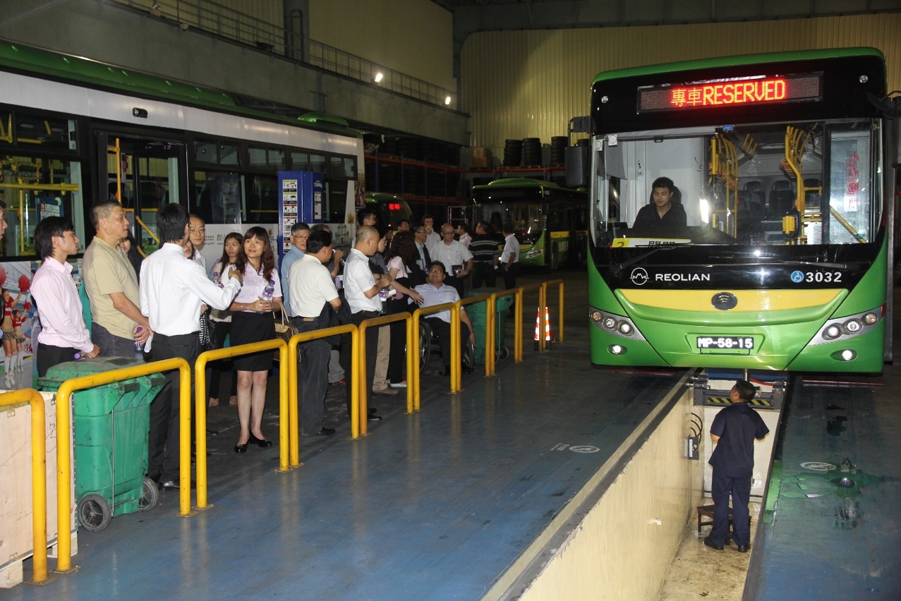 維澳蓮運代表向交諮會委員介紹車輛日常檢驗程序