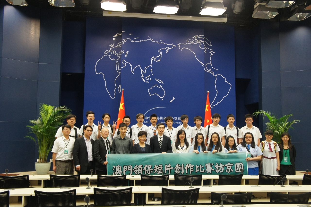 代表團於新聞發佈會與發言人合影