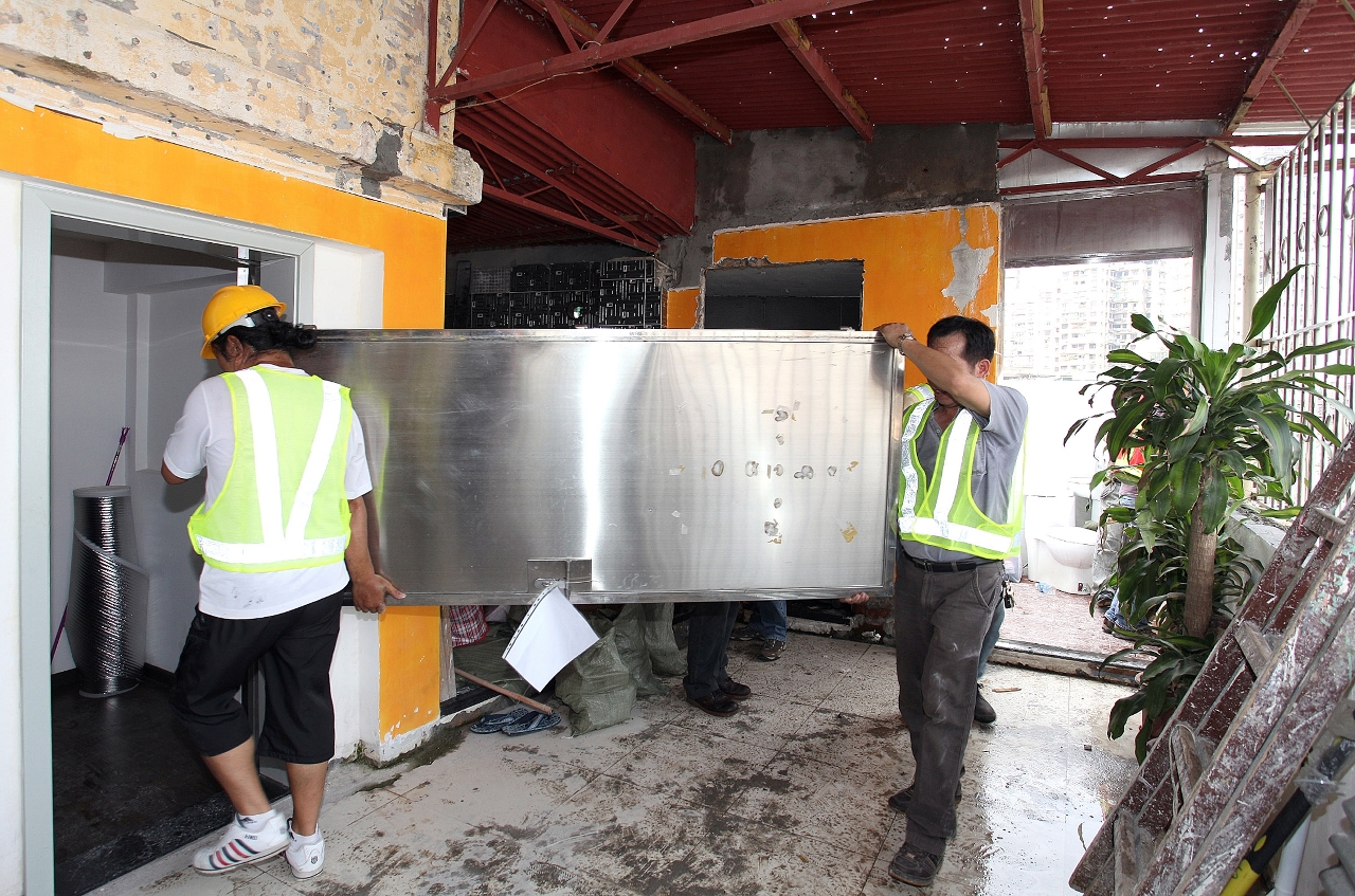 紅窗門天台屋大量建築材料被搬離