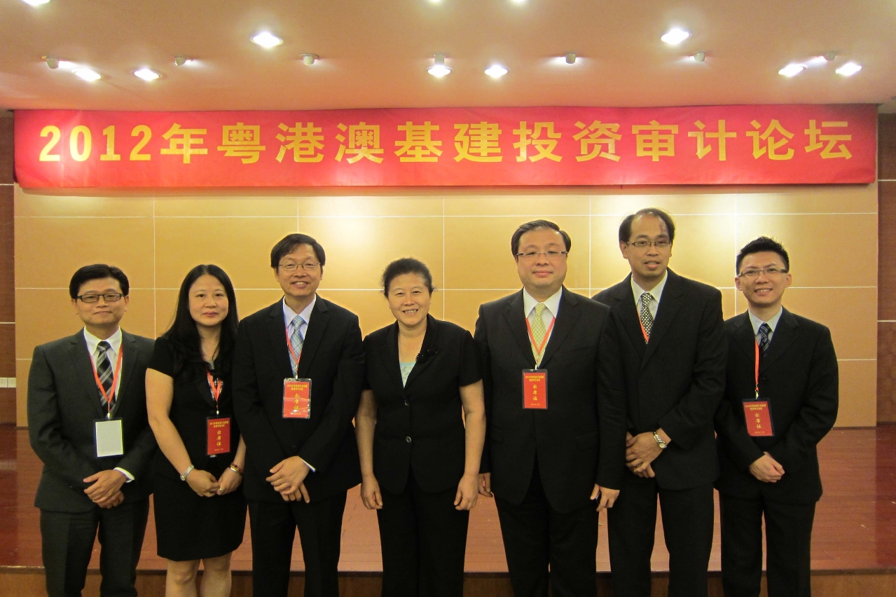 參加粵港澳審計論壇的澳門審計署人員與主辦單位負責人合照