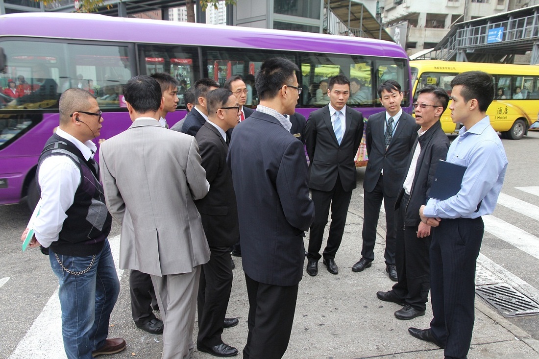 交通事務局聯同交通廳代表與業界實地視察關閘旅遊巴的上落客區情況