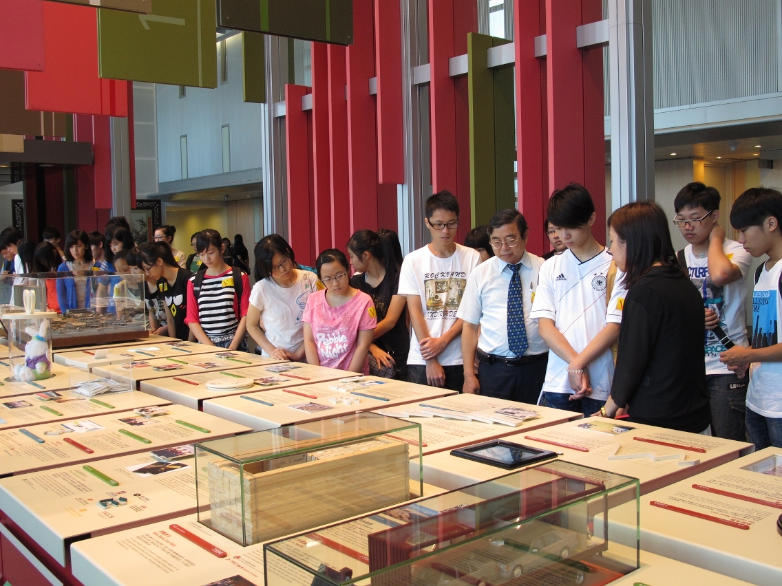 四校學生代表參觀香港廉署展覽廳