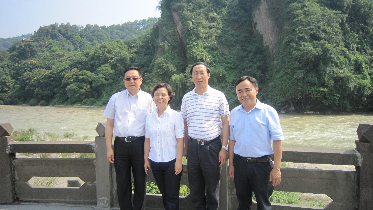 張祖榮與成都、福州副市長等考察都江堰地震災後重建情況