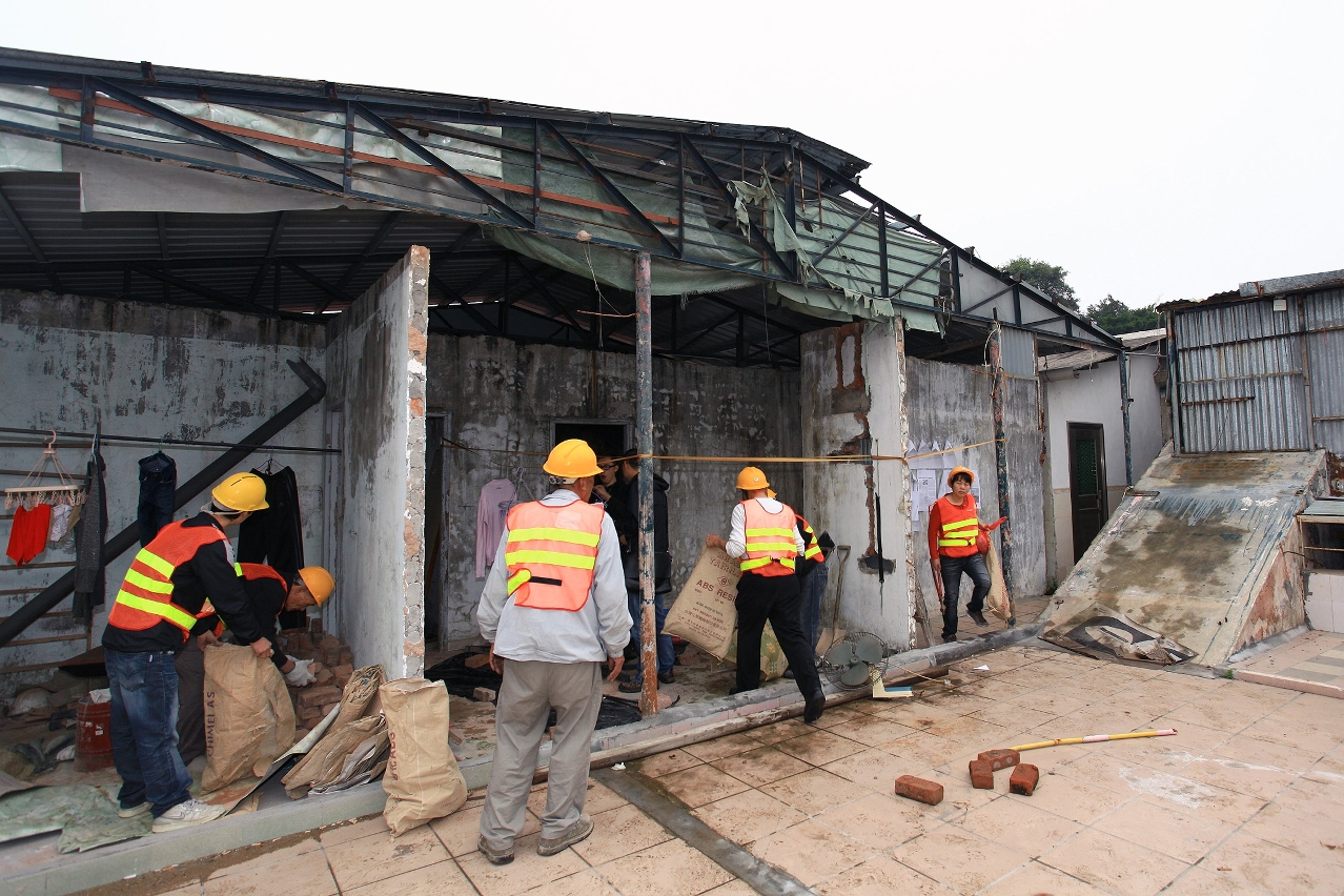 “拆遷組”清拆位於蓮峰街岐關新邨第二座樓上的僭建物