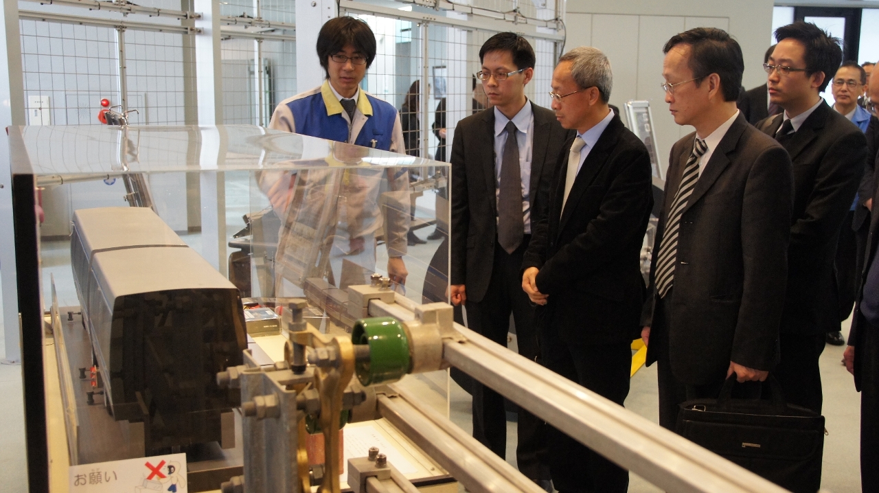 劉仕堯等聽取工作人員介紹日本列車的構造。