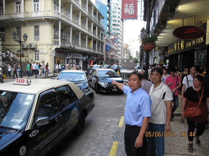 小組成員實地視察新馬路的士站上落客情況