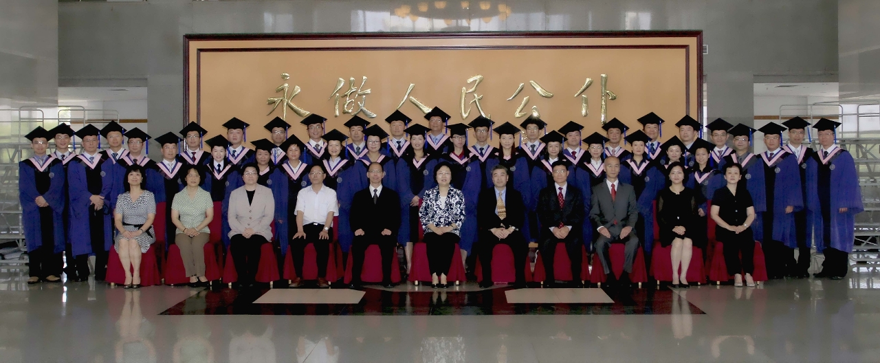 畢業學員與陳司長合照
