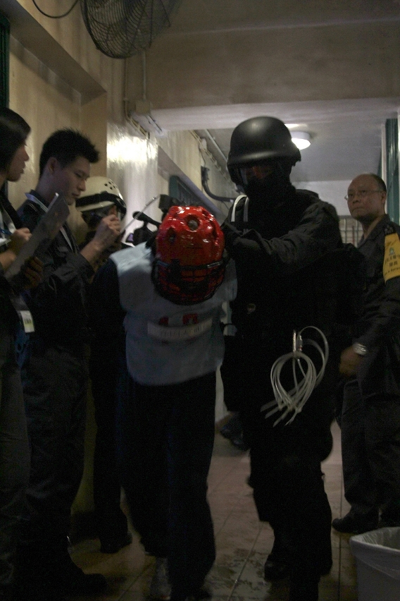 機動應變小組人員將被制服的滋事者帶離現場