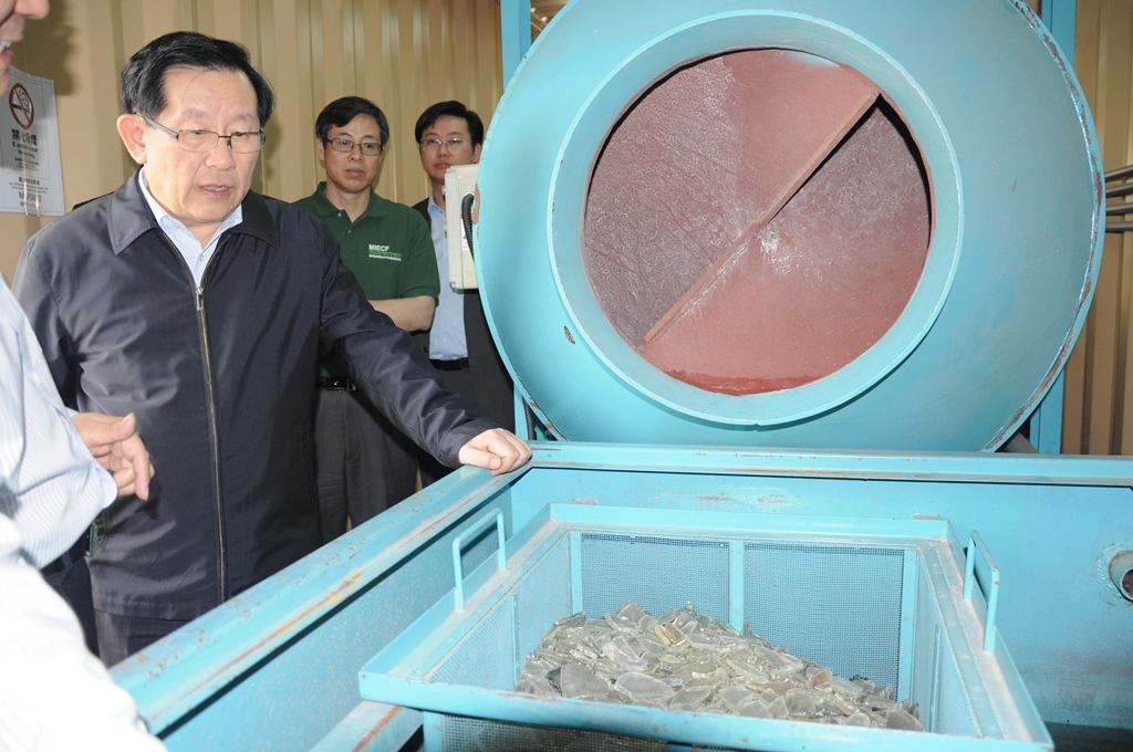 國家科技部萬鋼部長視察“廢顯示器移動式處理裝置”之處理流程。