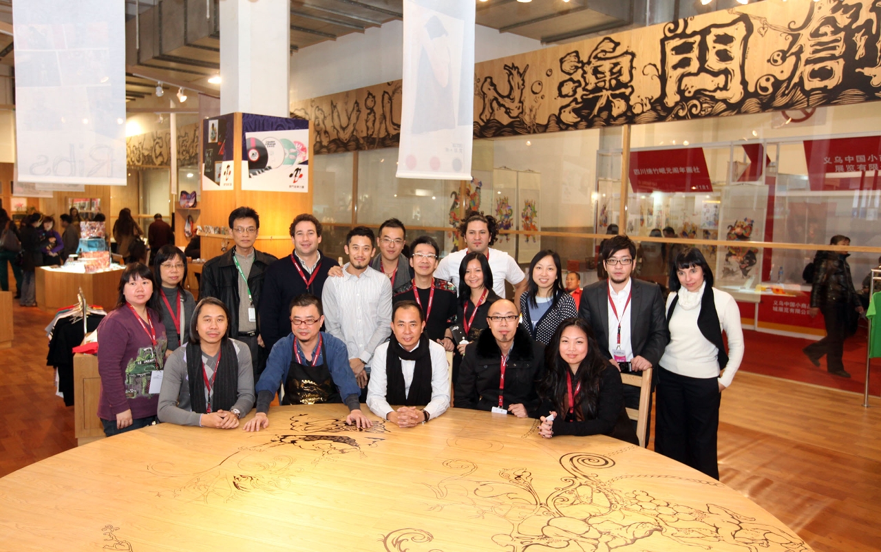 文化局局長吳衛鳴與本地參展團體合影