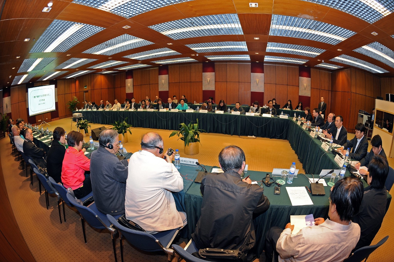 旅遊局局長安楝樑、文化局局長吳衛鳴與本澳廟宇代表合照。