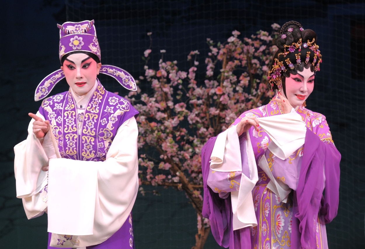 粵劇名伶蓋鳴輝、吳美英跨海演出《紫釵記》精華版。