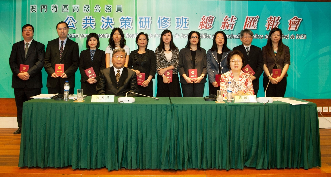 行政法務司司長陳麗敏與其中一組的學員合照