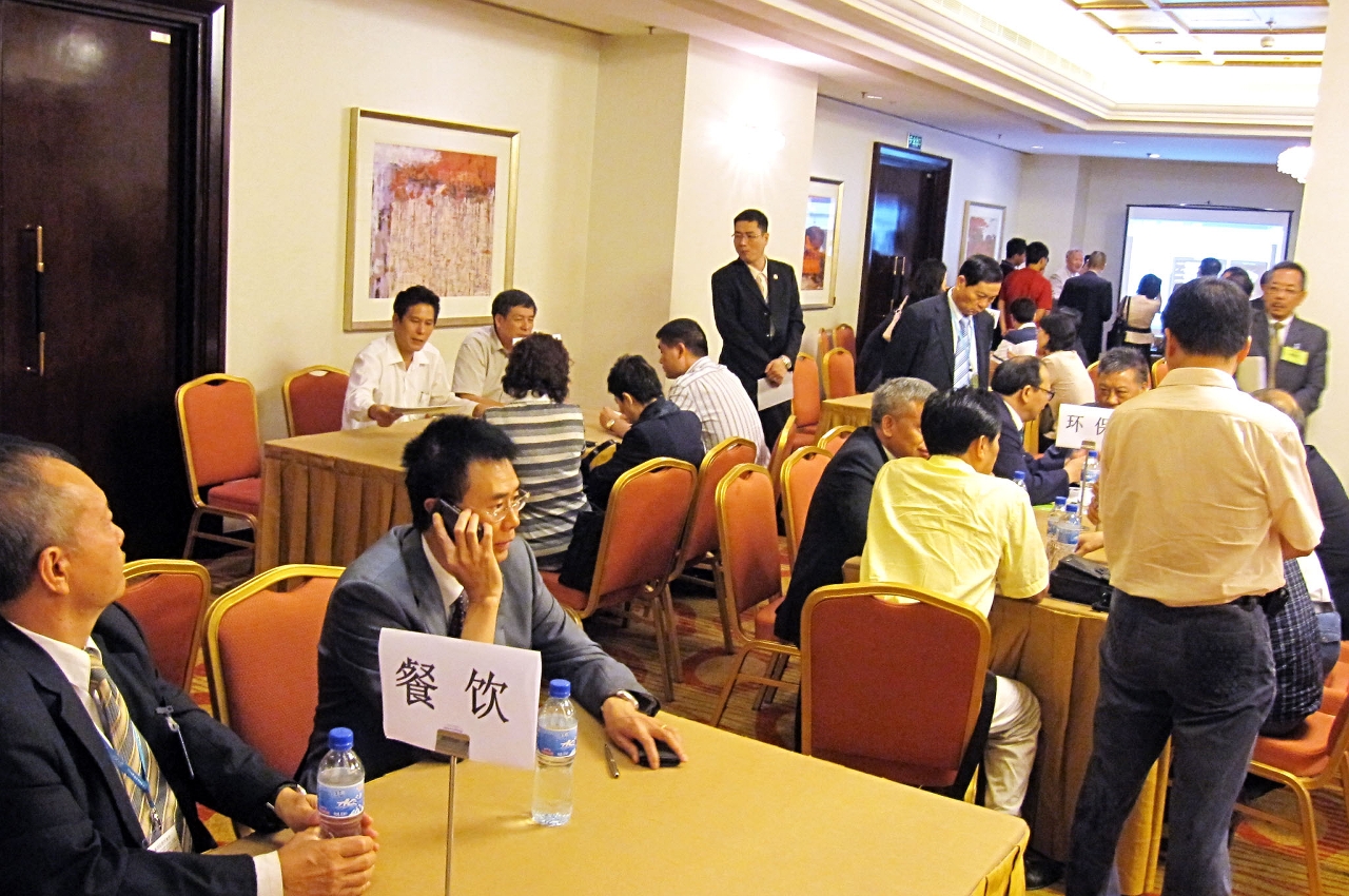 閩澳雙方企業在「閩澳企業項目對接洽談會」洽談情況