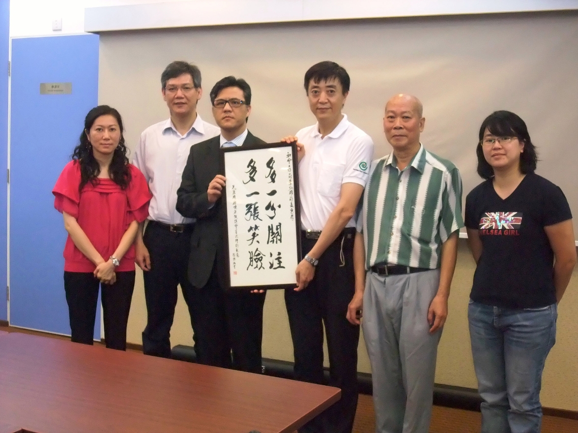 羅耀祖理事長向葉炳權局長送贈紀念品
