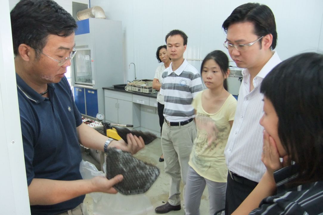 聽取生物質廢物能源化技術基地負責人講解