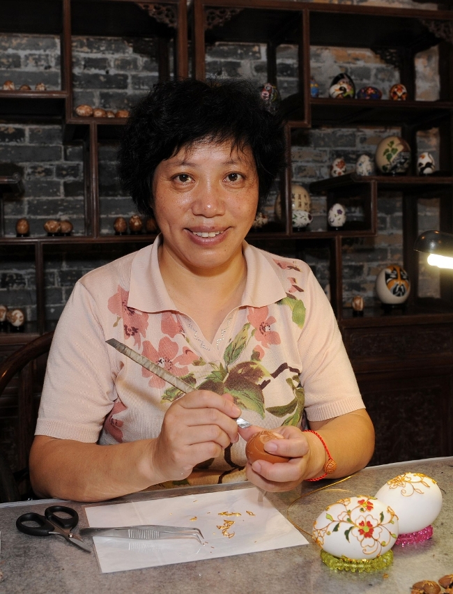 吳小琦示範創作蛋雕工藝